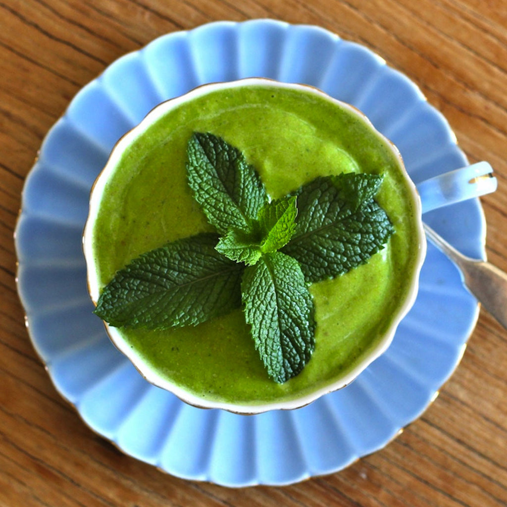 Creamy Green Chlorella Smoothie with Apple and Mint Choc & Juice